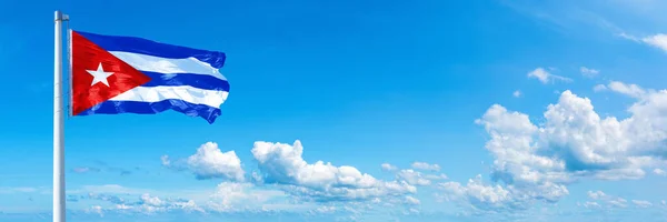 キューバの旗 アメリカの状態 美しい雲の中に青い空に手を振って旗 水平方向のバナー — ストック写真