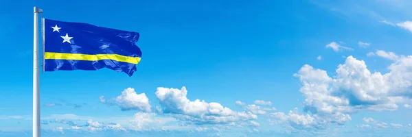 Bandeira Curaçao Estado América Bandeira Acenando Céu Azul Belas Nuvens — Fotografia de Stock