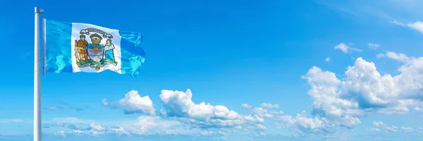 埃德蒙顿 加拿大城市 在美丽的云彩中 蓝天飘扬着国旗 水平旗 — 图库照片