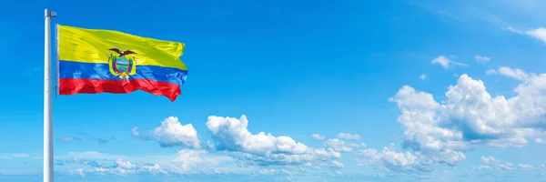 Flaga Ekwadoru Stan Ameryka Flaga Machająca Błękitnym Niebie Pięknych Chmurach — Zdjęcie stockowe