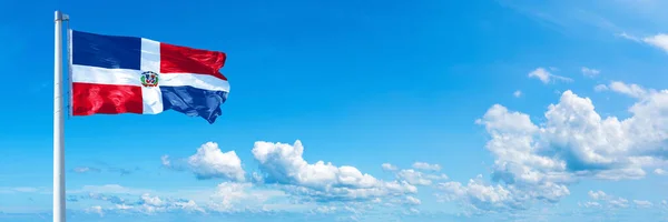 ドミニカ共和国の旗 アメリカの状態 美しい雲の中に青い空に手を振る旗 水平方向のバナー — ストック写真