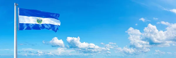 萨尔瓦多国旗 美国国家 在蓝天上飘扬着国旗 飘扬在美丽的云彩中 水平旗 — 图库照片