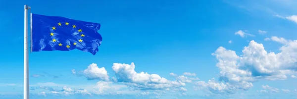 欧盟的旗帜 在蓝天上飘扬着美丽的云彩 水平旗 — 图库照片