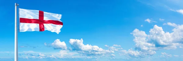 イングランドの旗 イギリスの状態は 美しい雲の中に青い空に手を振ってフラグ 水平方向のバナー — ストック写真