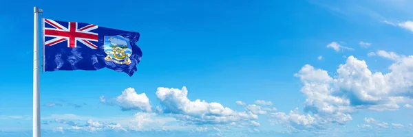 Falklandy Flaga Flaga Machająca Błękitnym Niebie Pięknych Chmurach Flaga Pozioma — Zdjęcie stockowe