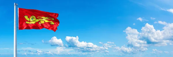 アキテーヌ旗 フランス 美しい雲の中に青い空に手を振って旗 水平方向のバナー — ストック写真