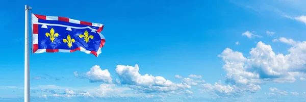 卢瓦尔河旗 法国地区 在蓝天上飘扬着美丽的云彩 横向旗帜 — 图库照片