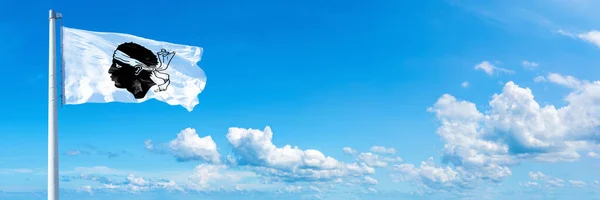 科西嘉岛旗 法国地区 在蓝天上飘扬的旗帜在美丽的云彩中 水平旗 — 图库照片