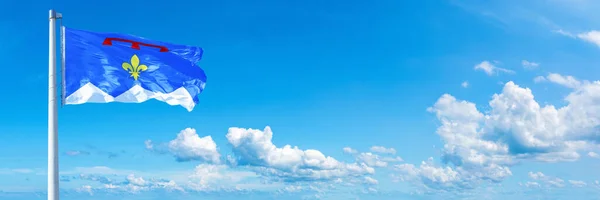 オートアルプスの旗 フランスの地域 美しい雲の中に青空に手を振って旗 水平方向のバナー — ストック写真