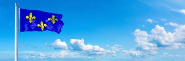 Ile-de-France Bayrağı - Fransa eyaleti, mavi gökyüzünde dalgalanan güzel bulutlar - yatay bayrak