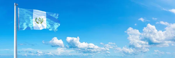 危地马拉国旗 在蓝天上飘扬着美丽的云彩 水平旗 — 图库照片