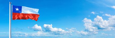 Şili bayrağı, mavi gökyüzünde dalgalanan güzel bulutlar - yatay bayrak