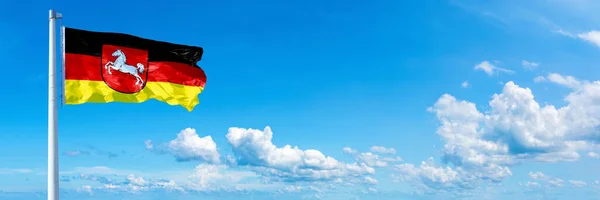 Aşağı Saksonya Almanya Bayrağı Mavi Gökyüzünde Güzel Bulutlarda Dalgalanan Bayrak — Stok fotoğraf