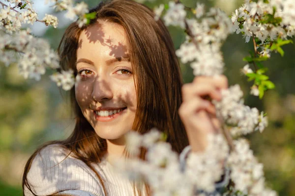 Gün batımında, elmalardan ve kirazlardan oluşan güzel kokulu bir bahçede eğlenen genç bir kadının portresi. Kadınlık, mutluluk ve aşk kavramı