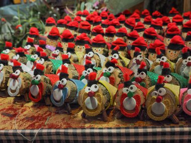 Battaniyeli ahşap bir sandık ve İspanya Katalonya 'dan geleneksel bir şapka. Noel için bebek emziği de var..