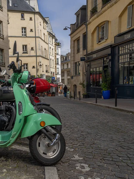 Paris França Abril 2022 Motocicleta Verde Estacionada Rue Montagne Ste Imagens De Bancos De Imagens Sem Royalties