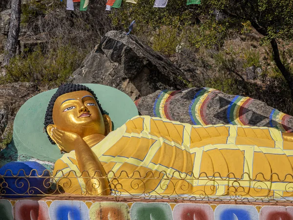 Statue Die Shakyamuni Buddha Auf Seiner Rechten Seite Liegend Darstellt — Stockfoto