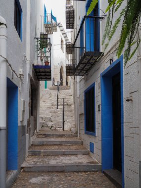 İspanya, Peniscola 'da gün batımında küçük bir liman.