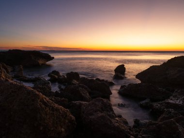 Tarragona, İspanya 'da Costa Dorada' da küçük bir koyda gün doğumu.
