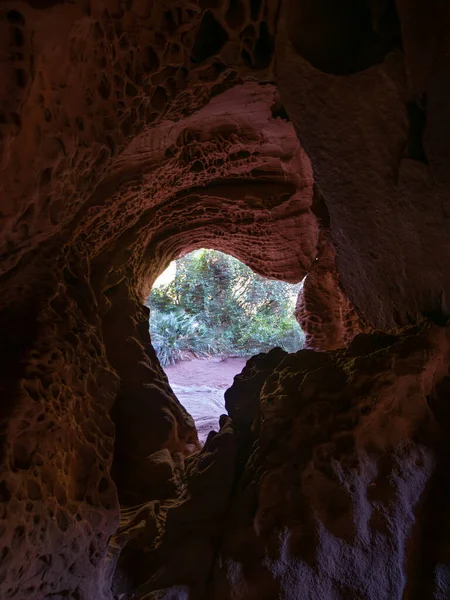 Koyu Kırmızı Taş Mağara Manzarası Montroig Del Camp Spanya Doğa — Stok fotoğraf