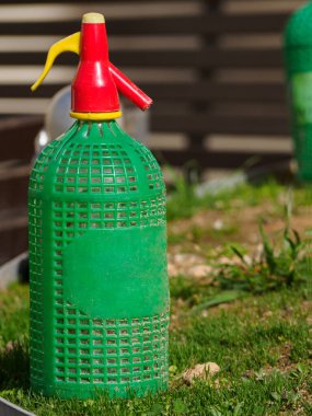 Eski cam sifon yalıtımlı plastik koruyucuyla bir bahçeye bağlanmış..