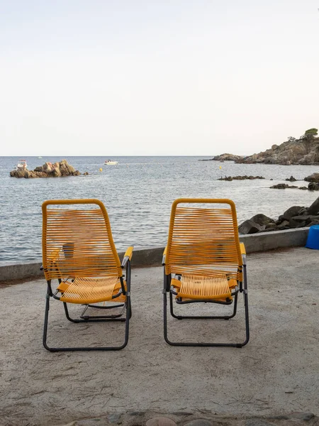Żółte Leżaki Widokiem Morze Plaży Costa Brava Hiszpania Koncepcja Urlopu — Zdjęcie stockowe