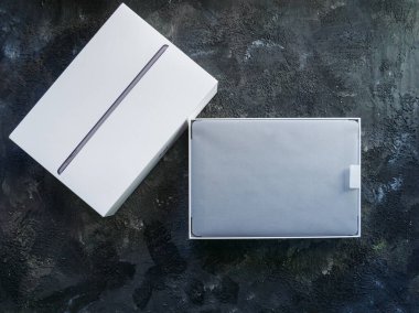 Lleida, İspanya - 28 Şubat 2023: Yeni Apple iPad 'in açılmamış fotoğrafı. Gri arka planda izole edilmiş. İllüstrasyon içeriği