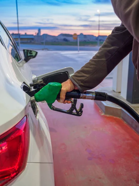 Benzin Istasyonunda Yakıt Ikmali Yapmak Için Yakıt Hortumunu Dolduran Adam — Stok fotoğraf