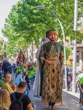 Tarrega- İspanya: 16 Mayıs 2022: Devlerin geçit töreniyle popüler festival. Kasabanın ve kralların lordları. Akdeniz gelenekleri.