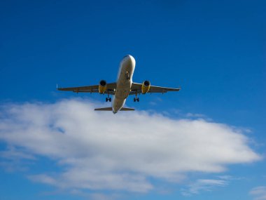 16 Aralık 2022 'de Barcelona Havaalanı' na Vueling uçağı iniş yaptı. Gökyüzü ve uçak.