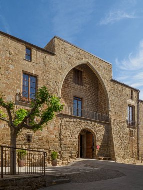İspanya, Katalonya, Segarra 'daki Sitges Kalesi Kilisesi. Ortaçağ köyü harabeye dönmüş.
