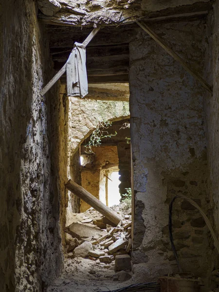Interior Una Casa Ruinas Con Techo Derrumbado Copiar Espacio — Foto de Stock