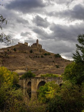 İspanya 'nın Rioja kentindeki San Vicente de la Sonsierra kasabasından geçerken Ebro nehri üzerindeki taş köprü..