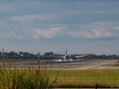 16 Aralık 2022 'de, Vueling uçağının Barcelona Havaalanı' na inmesi. Fren inişi.