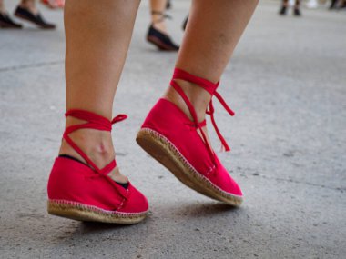 Geleneksel bir ulusal bayram sırasında parkta dans eden insanlar tipik Katalan sardanaları. Düzenleyicinin metni için boş boşluk.