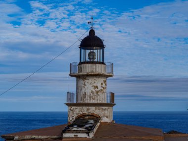 Gerona 'da (İspanya) deniz feneri ve arka planda mavi gökyüzü.