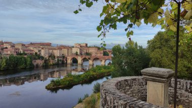 Eski Albi kasabası, Sainte Cecile katedralinden panoramik manzara ve Tarn nehri üzerindeki Pont Vieux köprüsü, Fransa.