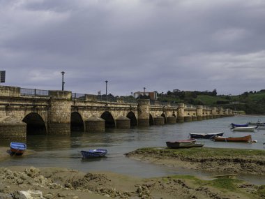San Vicente de la Barquera nehrinin manzarası. Kasaba İspanya 'nın kuzey sahillerinde iyi bilinen bir seyahat merkezidir.
