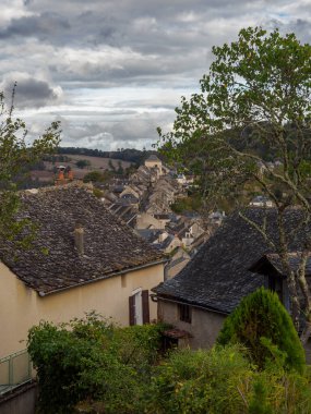 Necec, Aveyron 'daki oldukça ortaçağ köyü, şatosunun kalıntıları tarafından yönetiliyor. Occitanie, Fransa.