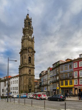 Porto, Portekiz. 11 Aralık 2023. Porto 'daki renkli tipik evler ve tuk tuk tuk ile Clerigos kulesinin görüntüsü