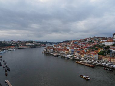 Portekiz 'deki Vila Nova de Gaia' dan Douro nehri üzerindeki Porto ve Ribeira 'nın muhteşem panoramik gece manzarası..