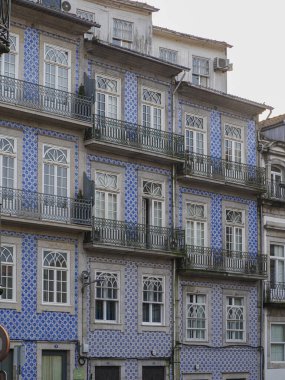 Portekiz 'deki Porto şehrinin renkli tipik fayanslı evleri, Douro nehrinin kıyısında yer alan Ribeira bölgesinin yakın çekimi.