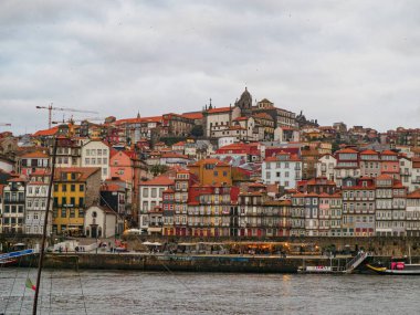 Portekiz, Vila Nova de Gaia 'dan Douro nehri üzerindeki Porto ve Ribeira' nın panoramik manzarası.