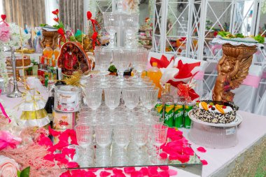 Gelin masasında gözlük piramidi. Ukrayna, Vinnytsia, 10 Ağustos 2021