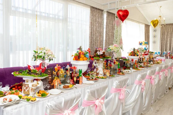 婚桌布置 宴会厅里摆设精美的餐桌 Ukraine Vinnytsia August 2021 图库图片