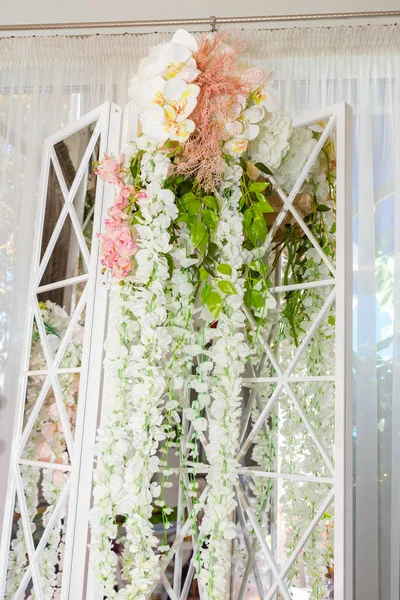 Decorando Salão Banquete Com Guirlandas Flores Brancas Espelhos — Fotografia de Stock