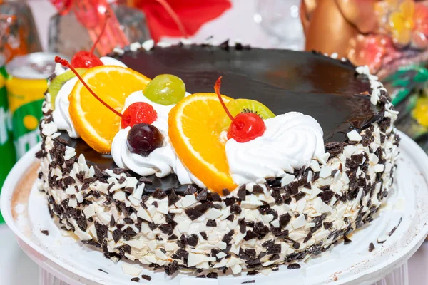 Läcker Och Vacker Kaka Dekorerad Med Körsbär Kiwi Och Apelsin — Stockfoto