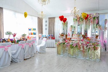 Restorandaki ziyafet salonu düğün kutlaması için hazırlandı. Ukrayna, Vinnytsia, 10 Ağustos 2021