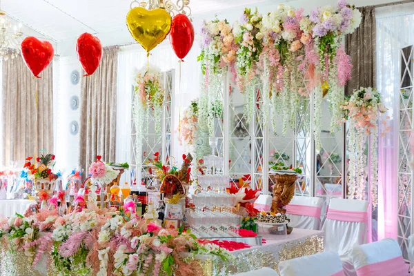 Mesa Casamento Noiva Noivo Decorada Com Muitas Flores Diferentes Ucrânia — Fotografia de Stock