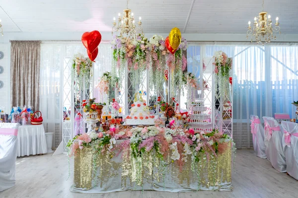 테이블 케이크가 있어요 신부의 식탁은 꽃으로 장식되어 우크라이나 2021 — 스톡 사진